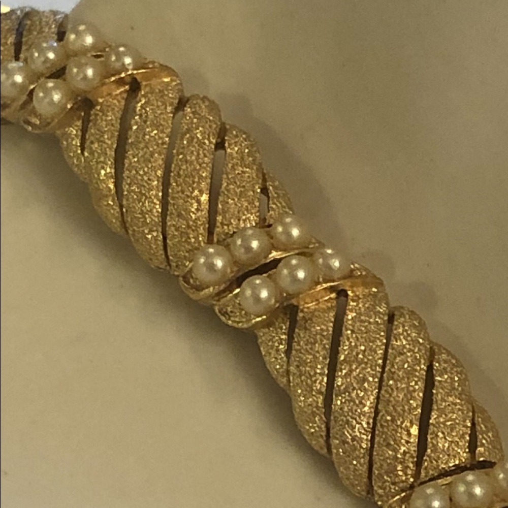 Trifari Crown©️Vintage Gold Tone Bracelet w Pearls